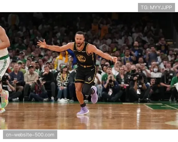 瞬间：库里在多次强硬对抗后命中高难度三分，仰天怒吼